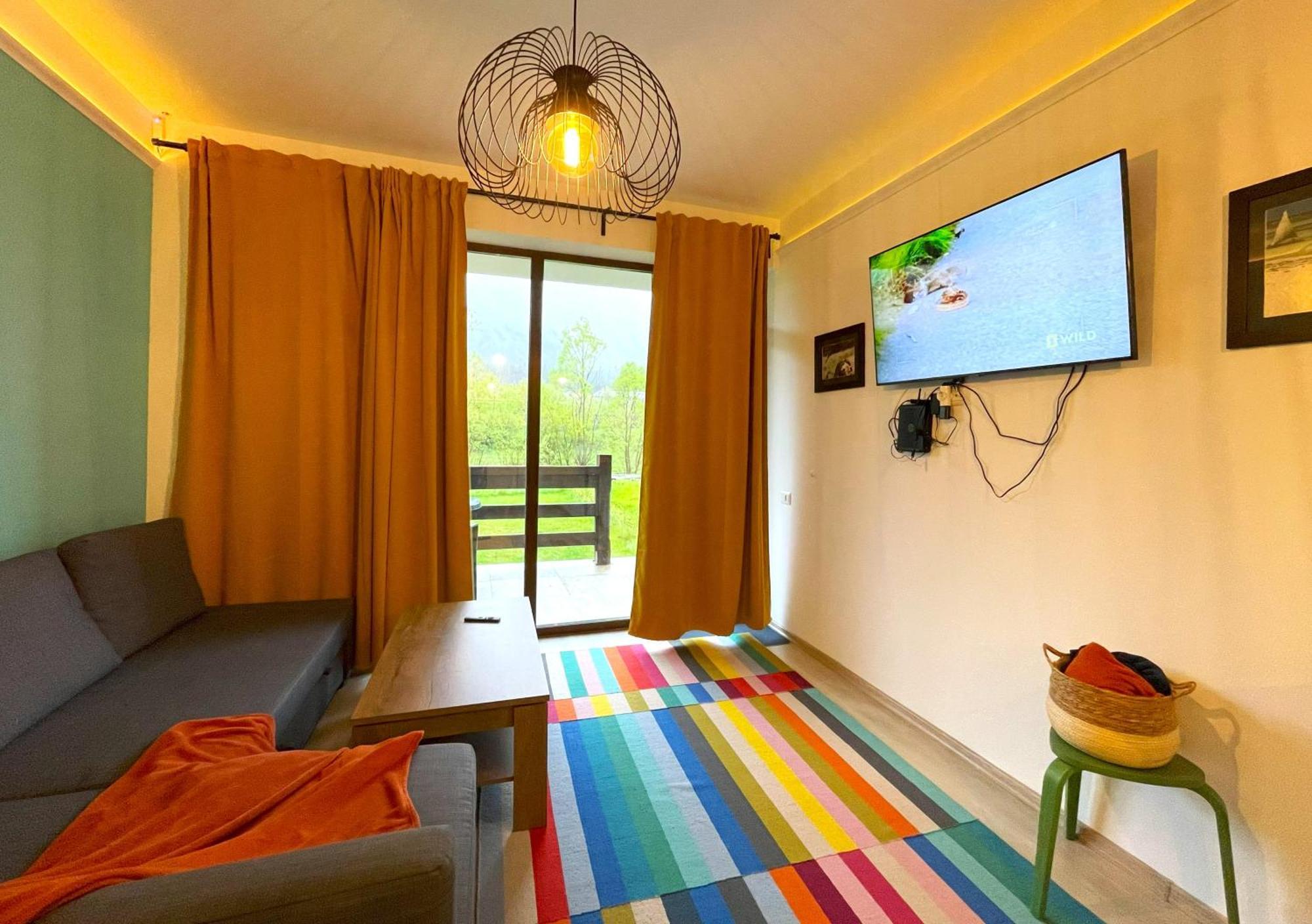 Cozy Riverfront Apartments With Garden And Mountain View Busteni Bagian luar foto