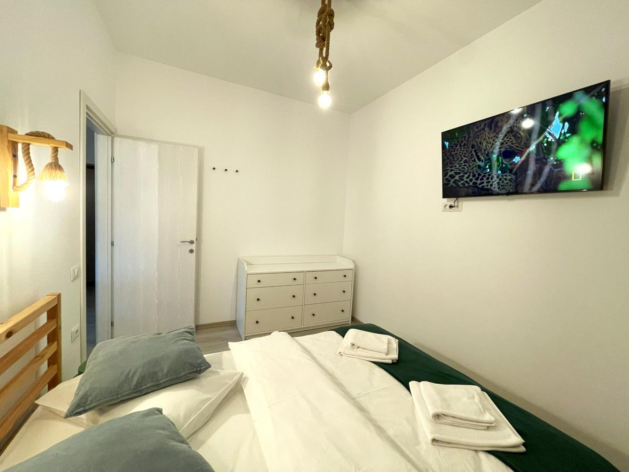 Cozy Riverfront Apartments With Garden And Mountain View Busteni Bagian luar foto